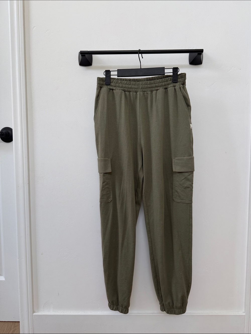 Vuori Olive Cargo Jogger Pants